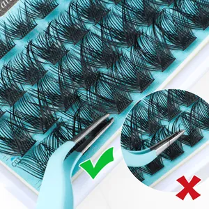 148 Büschel dichte schwarze Wimpern mit blauer Pinzette auf glitzernder blauer Karte