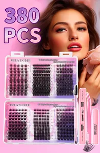Vista macro del kit de 380 pestañas individuales con pegamento, removedor y pinzas