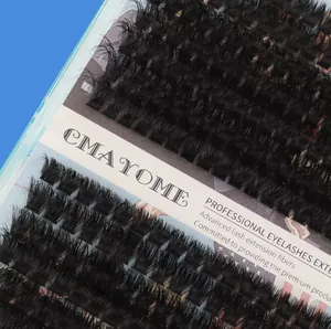 Vista macro delle extension ciglia fitte CMAYOME su confezione beige chiaro
