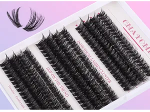Nahaufnahme von D-Curl-Wimpernbüscheln, ordentlich angeordnet auf einem weißen Tablett