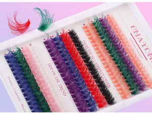 Makro-Detail bunter künstlicher Einzelwimpern in Blau, Grün, Rosa und kräftigen Rottönen