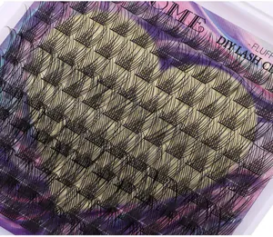 Gros plan de bouquets de cils DIY noirs et duveteux avec des pointes de fibres fines