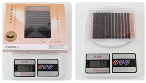 Báscula digital mostrando el peso de 55g del kit de pestañas y 17,6g del paquete completo
