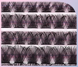 Vue macro détaillée de faux cils individuels noirs denses sur un support dégradé violet