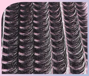 Détails macro des extensions de cils C-curl denses en plateaux multicouches haute densité