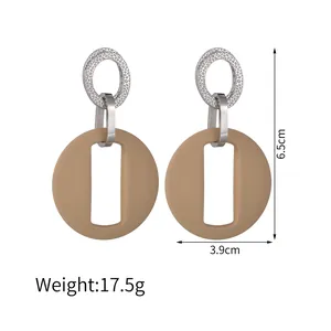 Détail des boucles d'oreilles géométriques en acrylique de 6,5 cm et leurs dimensions