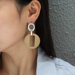 Boucles d'oreilles géométriques avec anneaux argentés et pendentifs en acrylique beige