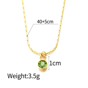 Détail d'un collier chaîne serpent dorée 40+5cm avec pendentif cristal vert de 1cm