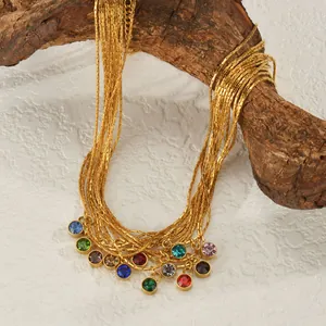 Détail du collier multi-rangs doré avec douze pendentifs de pierres de naissance colorées