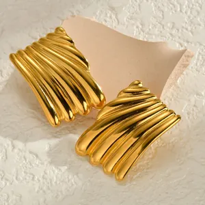 Ohrstecker aus 18K vergoldetem Edelstahl mit geripptem geometrischem Design im Trend