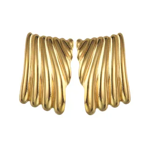 Vergoldete Edelstahl-Ohrringe mit gerippter Flügelstruktur und 18K-Finish
