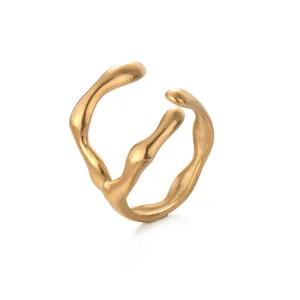 Minimalistischer Ring aus 14K vergoldetem Edelstahl mit unregelmäßigem Fluiddesign