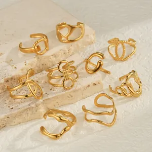 Set aus 9 minimalistischen, flüssigen 14K vergoldeten Edelstahlringen auf Stein