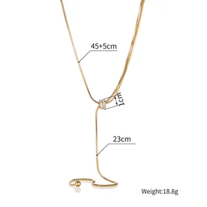 Goldene Schlangenkette als Lariat-Halskette mit Zirkonia-Zylinder und polierter Perle