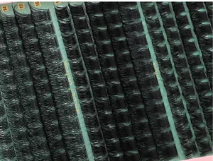Detail view of 14mm-16mm individual cluster eyelashes with natural thick D curl finish