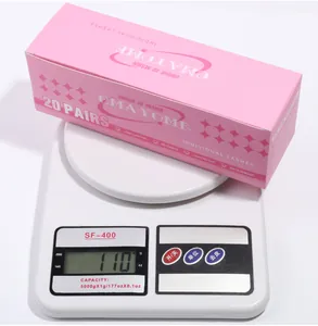 Mesure du poids de 20 paires de faux cils 3D en boîte rose affichant 110g sur la balance