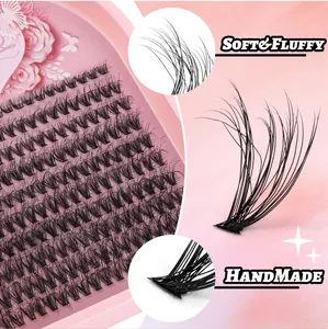 Vue détaillée de faux cils segmentés faits main, doux et volumineux en boîte rose