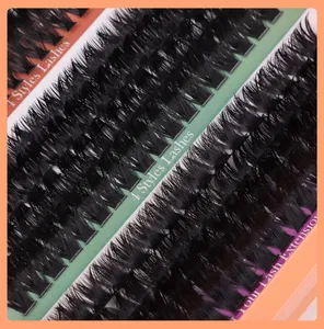 Primer plano de extensiones de pestañas en racimo negras sobre tarjetas de colores