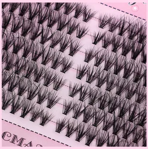 Makroaufnahme von 504 schwarzen Cluster-Wimpern auf einer rosa Trägerkarte angeordnet