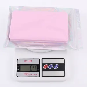Vue détaillée de cils DIY en boîte rose avec un poids d'emballage de 64 grammes