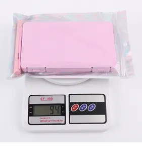 Mesure du poids total de 94g pour faux cils DIY dans une boîte de rangement rose