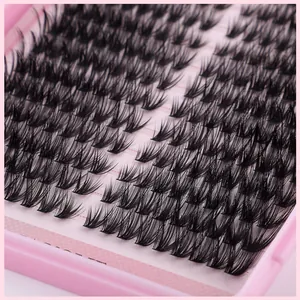 Makroaufnahme von natürlichen D-Curl-Einzelwimpern in einer rosa Verpackung