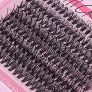 Détail macro de grappes de cils noirs denses avec courbure D naturelle sur fond rose