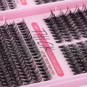 Détail macro de faux cils individuels denses D-curl dans un plateau rose