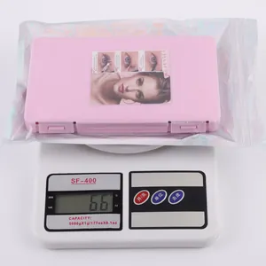 Détail montrant le poids de 66g d'une boîte de faux cils individuels sur une balance