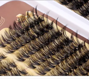 Makroaufnahme dichter schwarzer falscher Wimpern mit Lockeneffekt auf Displaykarte