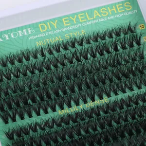 Dettaglio di ciglia a grappolo fai-da-te da 10mm con fibre sintetiche su carta verde menta