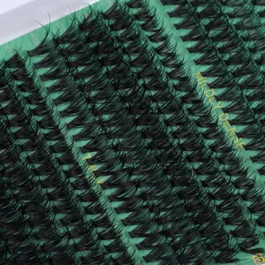 Dettaglio macro di ciglia finte a ciuffi spessi su cartoncino verde con trama densa