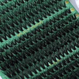 Dettaglio macro di ciglia finte a ciuffetti di varie lunghezze su base verde