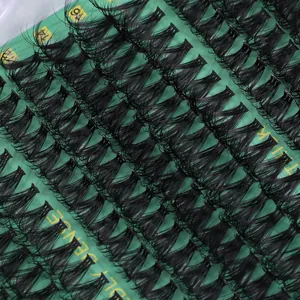 Dettaglio macro di ciglia finte a ciuffetti neri naturali lunghezza 9mm su base verde