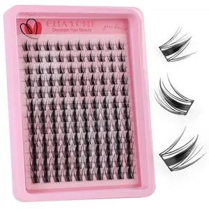 Detailopname van 120 C-curl cluster wimperextensions in rijen op een roze tray