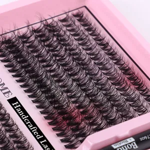 Makroaufnahme von handgefertigten dichten Einzelwimpern mit Biotin in rosa Schale