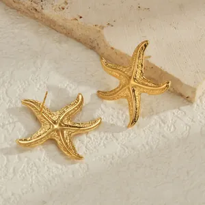 Seestern-Ohrstecker aus 18K vergoldetem Edelstahl mit Textur auf hellem Steinhintergrund