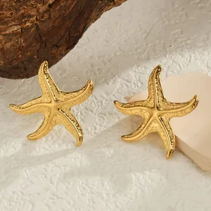 Strukturierte Seestern-Ohrstecker aus 18K vergoldetem Edelstahl im maritimen Natur-Stil