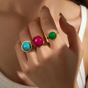 Set di tre anelli vintage placcati oro 18 carati con pietre turchese, rosa e verdi