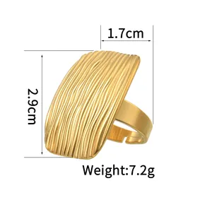Minimalistischer 18K vergoldeter Edelstahlring mit vertikaler geometrischer Wellentextur