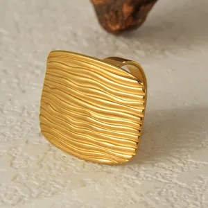 Quadratischer 18K vergoldeter Edelstahlring mit Wellentextur minimalistischer Ring