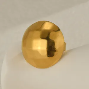 Anillo de disco martillado minimalista en tono dorado de acero inoxidable pulido