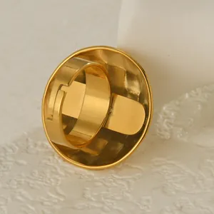 Anillo de acero inoxidable dorado con textura de martillo y diseño cóncavo redondo minimal