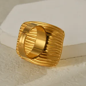 Minimalistischer Ring aus 18K vergoldetem Edelstahl mit geometrischer Wellentextur
