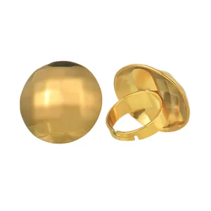 Anillo ajustable de acero inoxidable dorado con disco redondo de textura martillada
