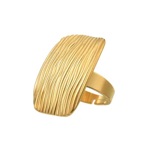 Breiter offener Ring aus 18K vergoldetem Edelstahl mit vertikaler Wellenstruktur im Minimal-Stil