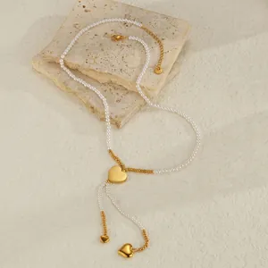 Vue détaillée du collier en perles avec pendentif cœur et fermoir en acier doré 18K