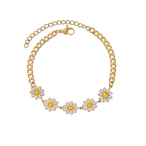 Détail du bracelet marguerite plaqué or 18 carats avec pétales blancs et fermoir homard