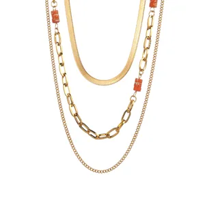 Dreilagige goldene Schlangenkette mit rotbraunen Perlen und ovalen Gliedern