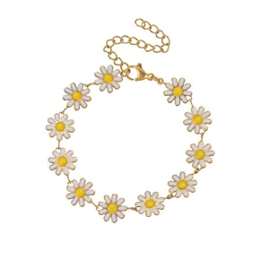 Vue détaillée du bracelet marguerite doré avec fleurs en émail blanc et fermoir mousqueton